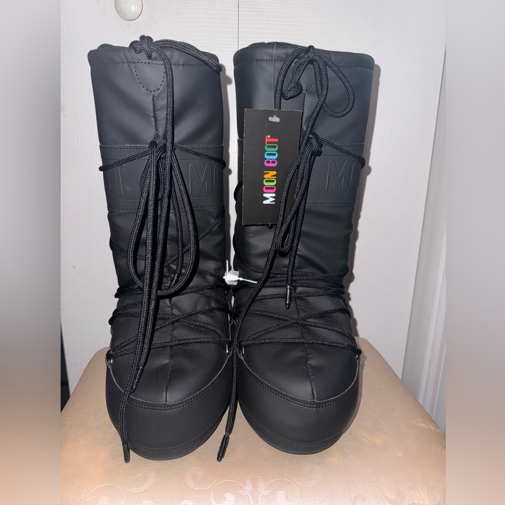 Moon boots , NEVER WORN! Size 6 women